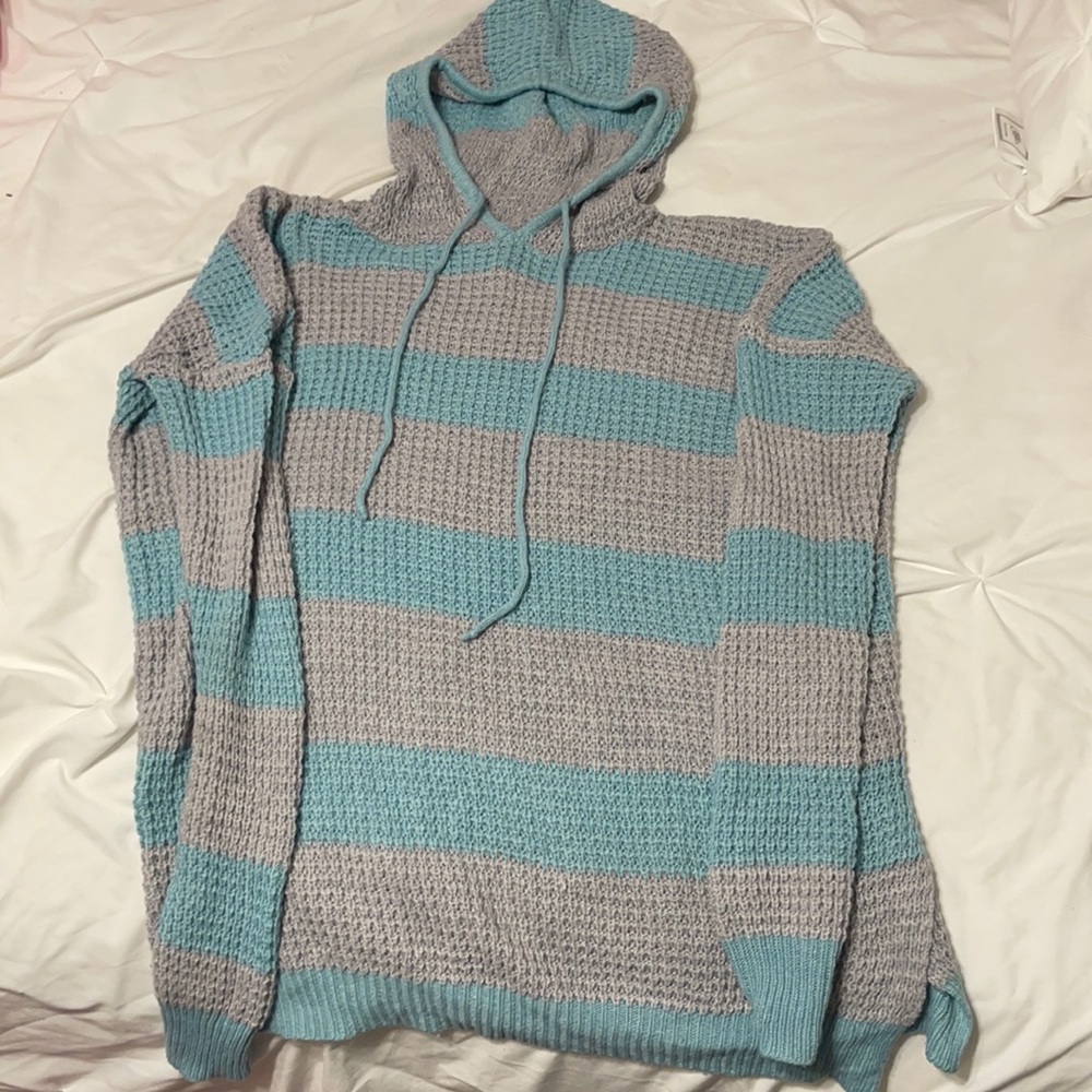 Grey/light blue croquet sweater with hoodie and draw strings